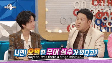 Chỉ vì cầm ngược micro mà Nayeon (TWICE) khóc nức nở khi đang diễn, hóa ra là giọt nước tràn ly sau sự cố kỹ thuật nghiêm trọng? - Ảnh 1.