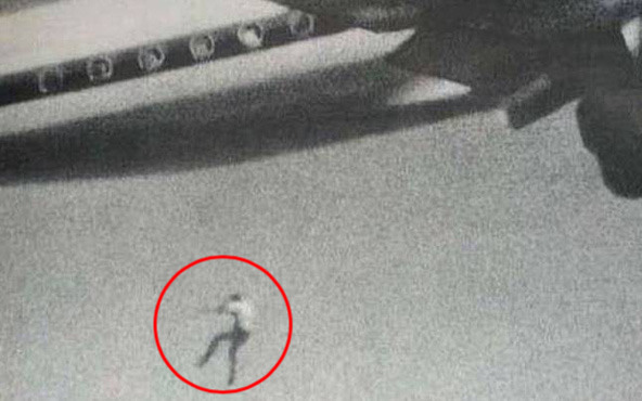 Bóng người nhỏ bé đột nhiên rơi khỏi máy bay chỉ ít giây sau khi cất cánh, tạo ra bi kịch kỳ lạ trong lịch sử hàng không thế giới