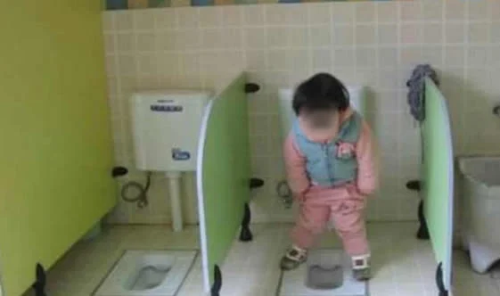 Đi học vài ngày, bé gái than khóc không dám đi vệ sinh, bà mẹ thay quần cho con liền phát hiện sự thật gây sốc - Ảnh 2.