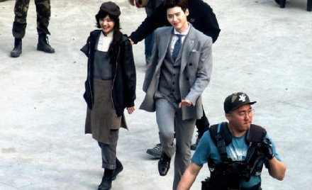 Thoát lời nguyền đắp chiếu, phim của Lee Jong Suk - Trịnh Sảng cuối cùng cũng chốt ngày lên sóng? - Ảnh 6.