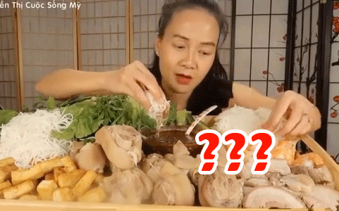 Vinh Nguyễn Thị gây tranh cãi khi ăn bún đậu mắm tôm với móng giò và tôm luộc, lại còn có công thức ăn cực &quot;khác người&quot;