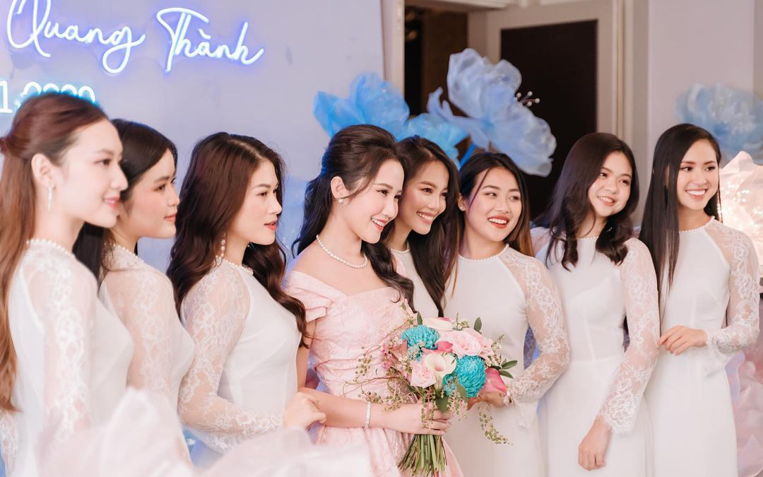 Bức ảnh đủ mặt hội chị em bạn dì nhà gái trong đám hỏi Phan Thành - Primmy Trương, đố ai đọ lại team &quot;so đẹp&quot; này