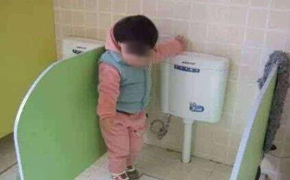 Đi học vài ngày, bé gái than khóc không dám đi vệ sinh, bà mẹ thay quần cho con liền phát hiện sự thật gây sốc
