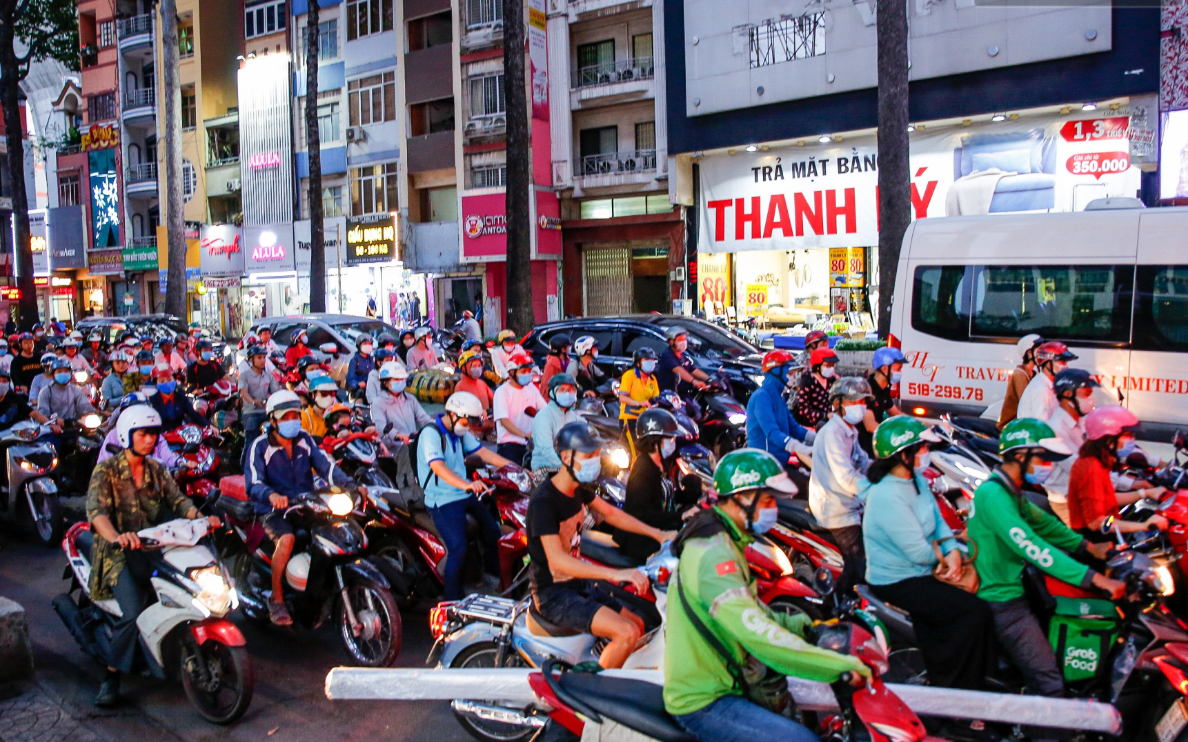 Black Friday: Đường phố trung tâm Sài Gòn ùn tắc vì khách đổ về các TTTM; phố thời trang Hà Nội vẫn đìu hiu