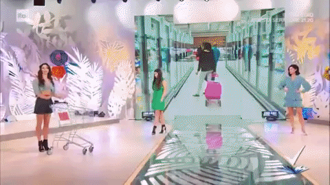 Show truyền hình Ý gây phẫn nộ vì hướng dẫn phụ nữ cách quyến rũ lúc đi mua sắm - Ảnh 1.