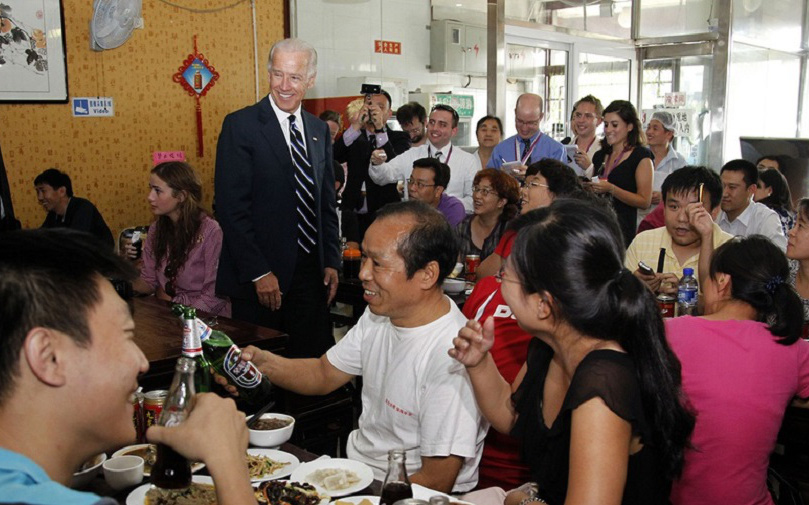Một nhà hàng ở Trung Quốc bỗng &quot;nổi như cồn&quot;, khách ùn ùn kéo đến nhờ ông Joe Biden ghé thăm vào 9 năm trước