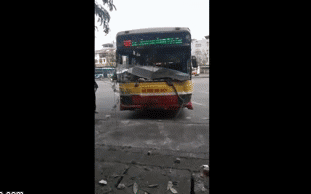 Clip: Cận cảnh hiện trường tan hoang, đổ nát khi xe buýt đâm thủng tường, lao vào ngõ ở Hà Nội