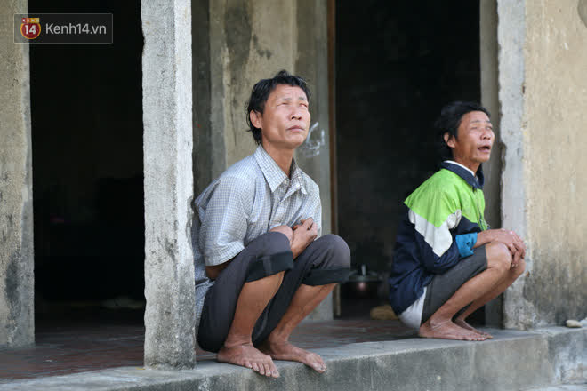 Cặp song sinh mù lòa trong căn nhà cô lập giữa đồng: “Không còn dám mơ vợ con gì cả, dắt nhau đi xin ăn được bữa nào hay bữa đó thôi” - Ảnh 4.