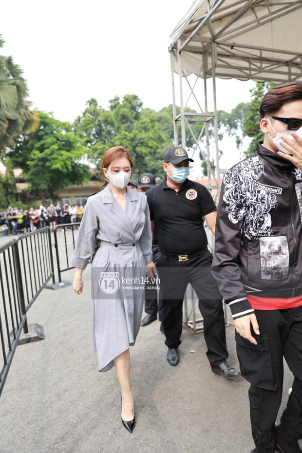 Trấn Thành - Hari Won che kín mặt, có hành động tinh tế nhằm tránh sự chú ý tại tang lễ nghệ sĩ Chí Tài - Ảnh 4.