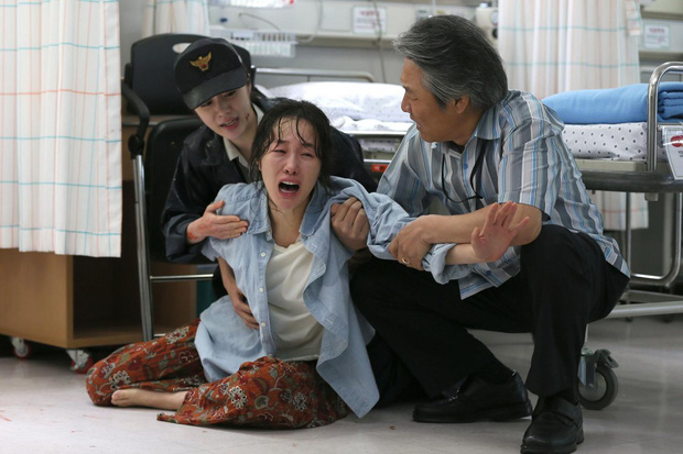 Trước tin nguyên mẫu tội phạm ấu dâm ở Hope được phóng thích, netizen Hàn lật lại cảnh phim gây ám ảnh - Ảnh 4.