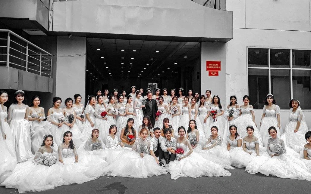 Trường ĐH xuất hiện hàng loạt nữ sinh mặc váy cưới, dân tình rủ nhau lập team đến để được "phát cô dâu"