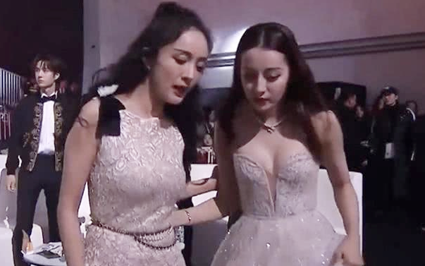 Khoảnh khắc bất ngờ hot: Địch Lệ Nhiệt Ba đè bẹp Dương Mịch với vòng 1 &quot;bức thở&quot; khi xuất hiện chung khung hình