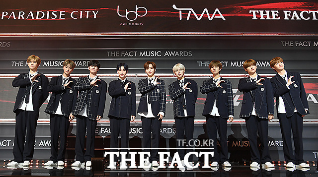 Thảm đỏ khủng The Fact: BTS gây sốc visual, Seohyun và Soojin khoe vòng 1 căng tràn, ITZY mặc gì thảm họa thế này? - Ảnh 29.