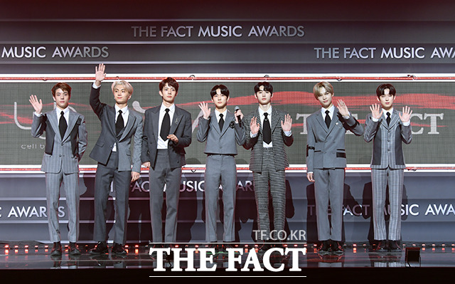 Thảm đỏ khủng The Fact: BTS gây sốc visual, Seohyun và Soojin khoe vòng 1 căng tràn, ITZY mặc gì thảm họa thế này? - Ảnh 30.