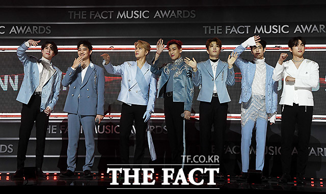 Thảm đỏ khủng The Fact: BTS gây sốc visual, Seohyun và Soojin khoe vòng 1 căng tràn, ITZY mặc gì thảm họa thế này? - Ảnh 24.