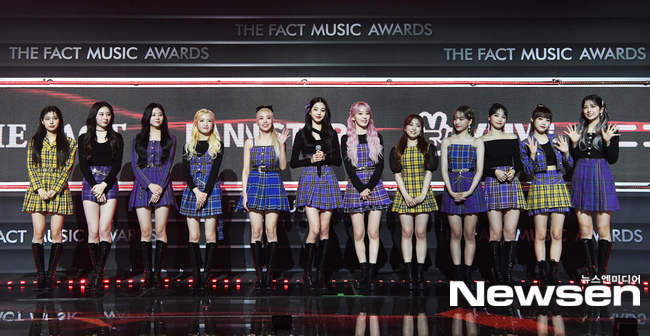 Thảm đỏ khủng The Fact: BTS gây sốc visual, Seohyun và Soojin khoe vòng 1 căng tràn, ITZY mặc gì thảm họa thế này? - Ảnh 16.