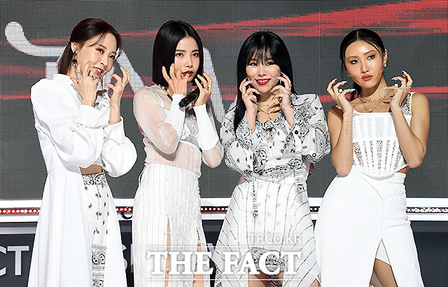 Thảm đỏ khủng The Fact: BTS gây sốc visual, Seohyun và Soojin khoe vòng 1 căng tràn, ITZY mặc gì thảm họa thế này? - Ảnh 17.