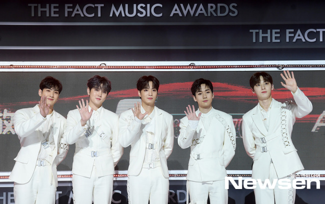 Thảm đỏ khủng The Fact: BTS gây sốc visual, Seohyun và Soojin khoe vòng 1 căng tràn, ITZY mặc gì thảm họa thế này? - Ảnh 25.