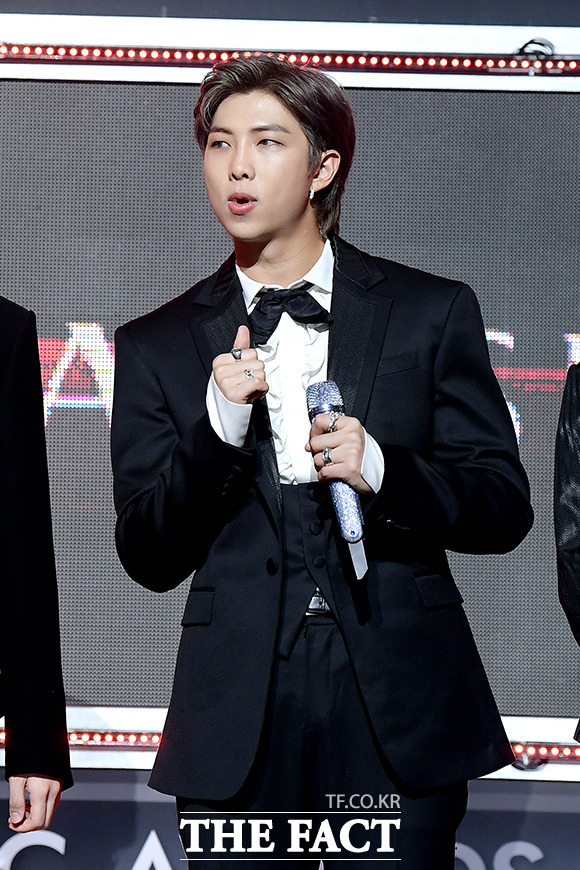 Thảm đỏ khủng The Fact: BTS gây sốc visual, Seohyun và Soojin khoe vòng 1 căng tràn, ITZY mặc gì thảm họa thế này? - Ảnh 7.