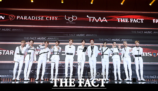 Thảm đỏ khủng The Fact: BTS gây sốc visual, Seohyun và Soojin khoe vòng 1 căng tràn, ITZY mặc gì thảm họa thế này? - Ảnh 26.
