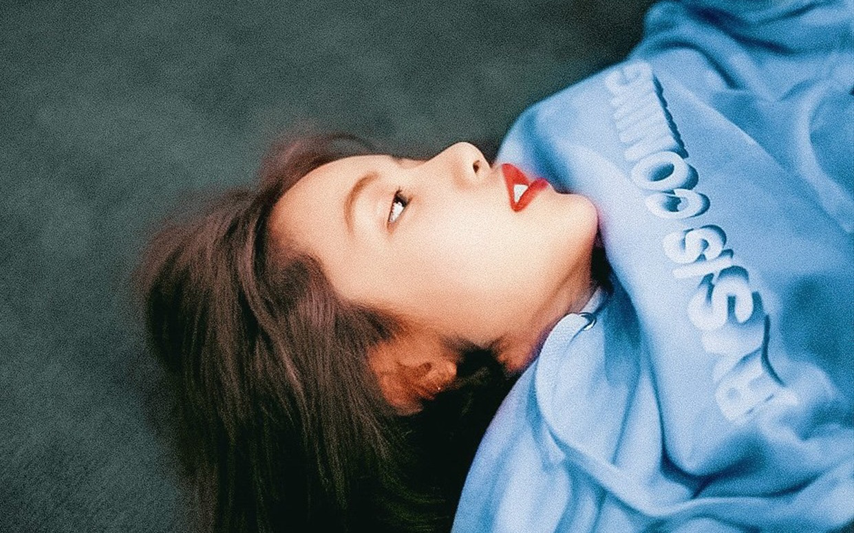 Lisa (BLACKPINK) lên top trending chỉ nhờ vén “tóc mái 200 tỷ”, để lộ góc nghiêng đẹp nghiêng nước nghiêng thành