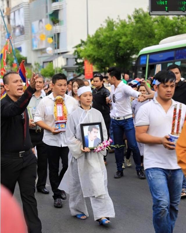 Chuyện phản cảm tại đám tang nghệ sĩ Vbiz: Đám đông cười đùa đến giật tài sản, vợ cố NS Chí Tài bị mạo danh vay 100 triệu - Ảnh 13.