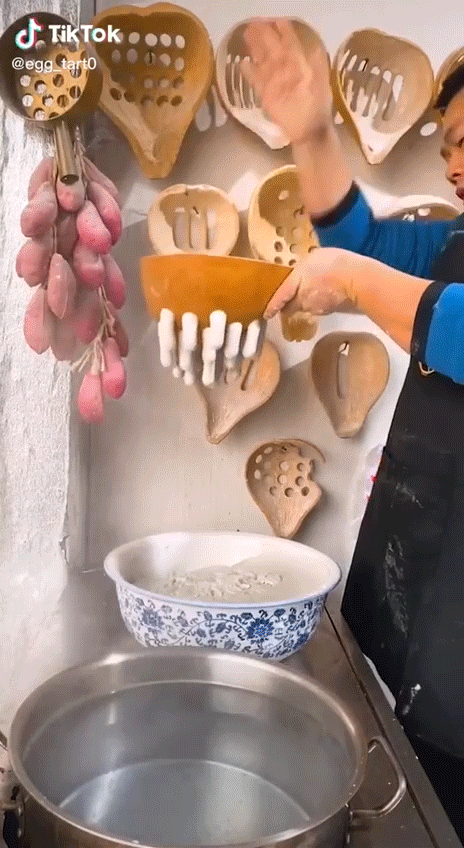 Xem người Trung Quốc làm mì thôi cũng thấy mệt thay, tốn bao công sức thế này bảo sao không ngon? - Ảnh 1.