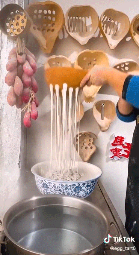 Xem người Trung Quốc làm mì thôi cũng thấy mệt thay, tốn bao công sức thế này bảo sao không ngon? - Ảnh 3.