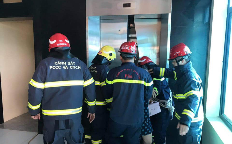 Hà Nội: 2 thang máy của công ty gặp sự cố khiến 38 người mắc kẹt, nhiều người hoảng sợ