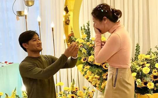 Quý Bình lần đầu hé lộ khoảnh khắc cầu hôn bà xã doanh nhân, không cần nến và hoa nhưng nàng vẫn vỡ oà hạnh phúc!