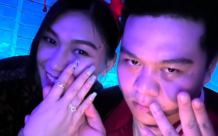 Sau PewPew, Yuno Bigboi (Rap Việt) là người tiếp theo cầu hôn thành công với bạn gái ngay đêm Giáng sinh
