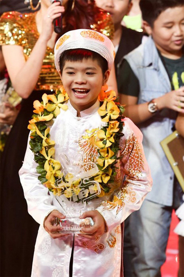 Quang Anh (The Voice Kids) gây choáng với bộ ảnh mới theo phong cách sexy, trang điểm đậm - Ảnh 1.