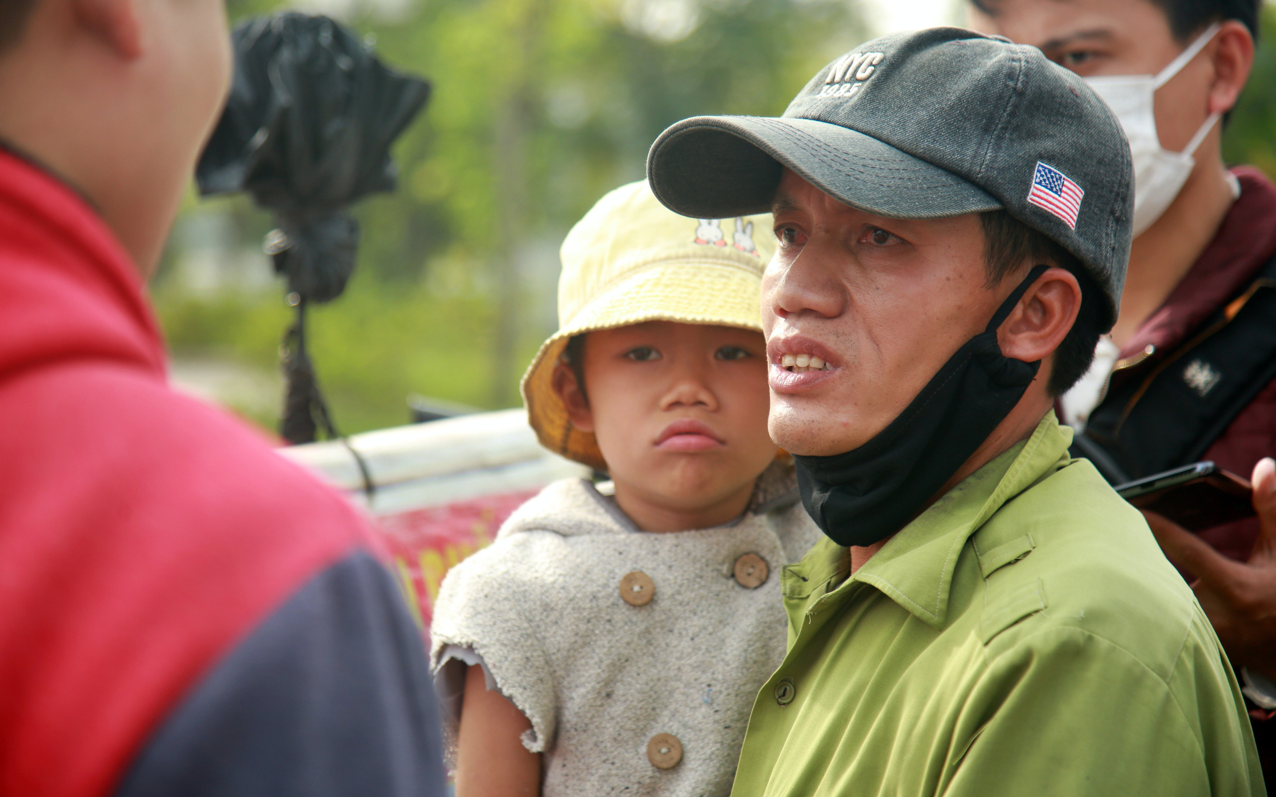 Gặp người cha gầy gò, ôm con nhỏ lang thang bán bọc chân chống xe máy gây xôn xao giữa phố Hà Nội