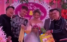Clip cô dâu cười ngặt nghẽo trên sân khấu khi nhận quà cưới từ anh trai, dân mạng hài hước: "Ban đầu tưởng máy rửa bát cơ chứ"