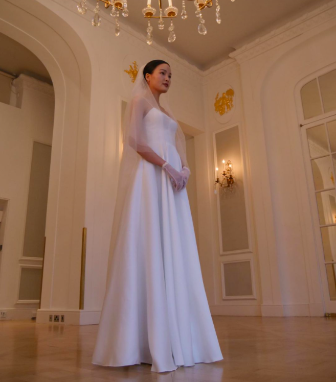 Á quân Next Top Chà Mi bất ngờ tung ảnh cưới tại Anh Quốc: Nàng mẫu diện váy cưới giản dị, đầy rạng rỡ bên bạn trai gốc Hoa - Ảnh 5.