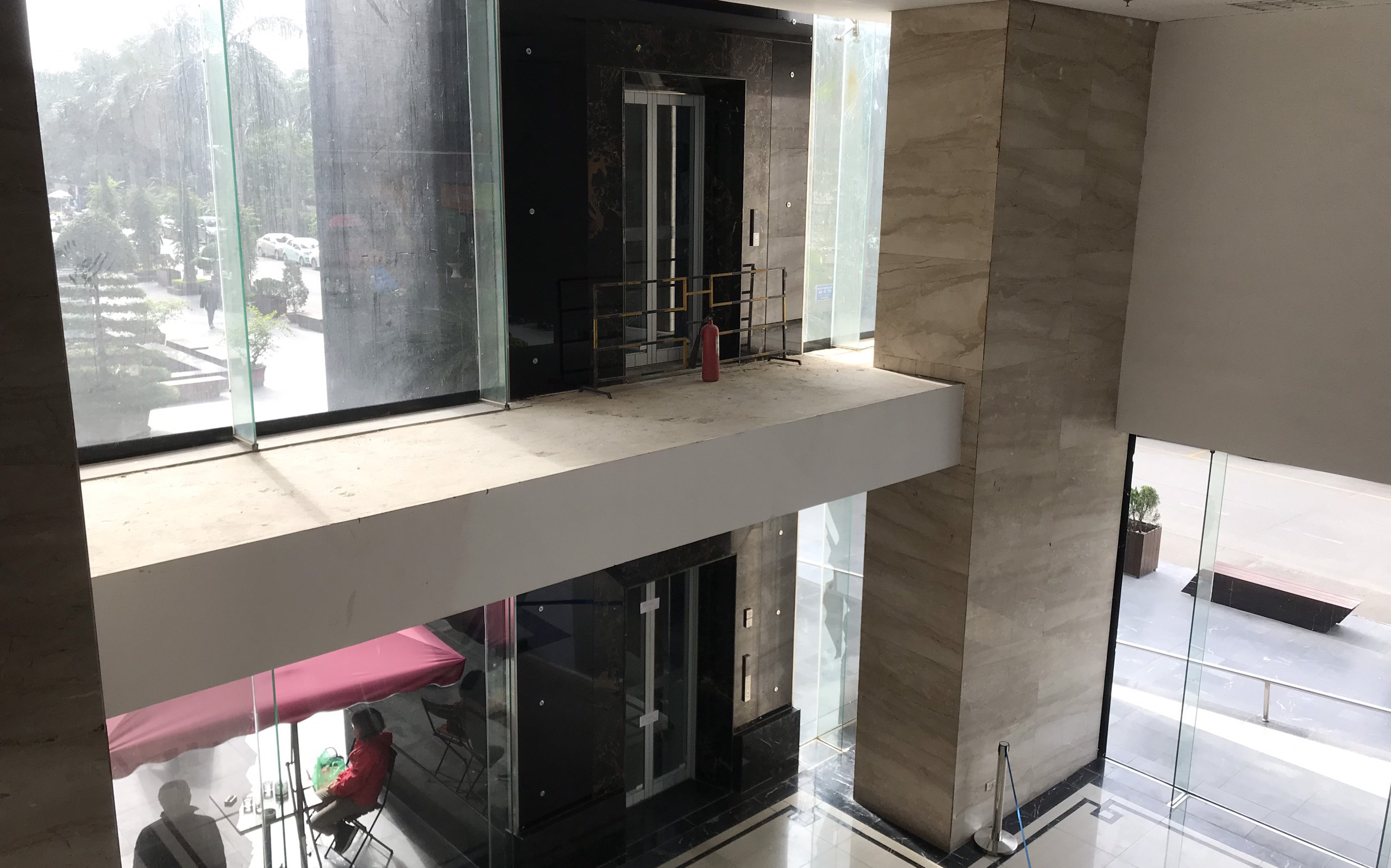 Vụ người đàn ông rơi từ tầng 2 thang máy chung cư xuống đất ở Hà Nội: “Thang do chủ đầu tư lắp đặt thêm, sai thiết kế và vận hành chui”