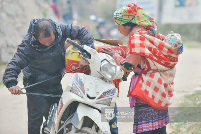 Đỉnh trời Mù Cang Chải trong ngày đông khác lạ: Mọi giá lạnh được xua tan bởi sự đổ bộ của những chiếc xe đặc biệt từ miền xuôi đến - Ảnh 9.