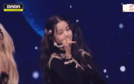 IZ*ONE diễn trước bài mới tại MAMA nhưng fan "chiến" nhau vì center Won Young mất hút, phải nhường chỗ cho mỹ nhân người Nhật