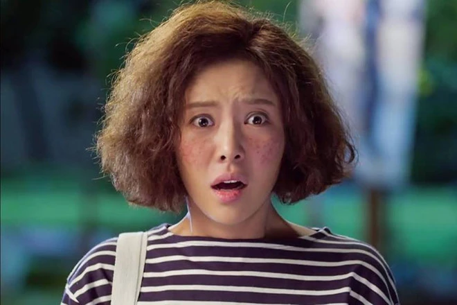 6 lần sao Hàn hóa xấu trên màn ảnh: Moon Ga Young mặt đầy mụn vẫn chưa sốc bằng màn phát phì của IU - Ảnh 15.