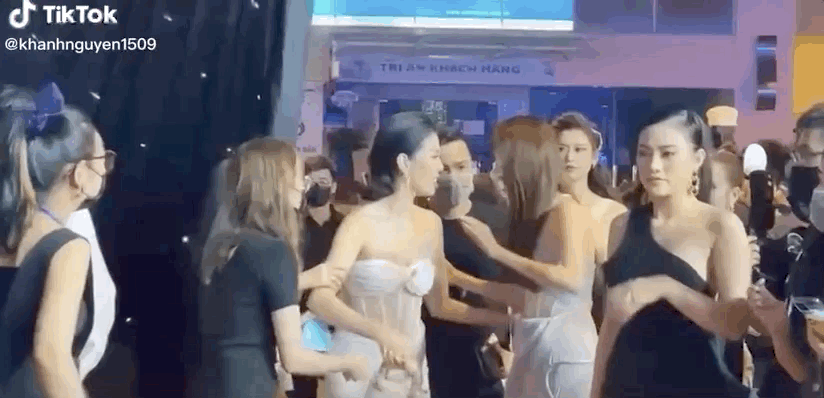 Nhã Phương chủ động nhường Lệ Quyên lên thảm đỏ VIFW 2020 trước, đàn chị liền có pha xử lý vẹn cả đôi đường cực khéo! - Ảnh 3.