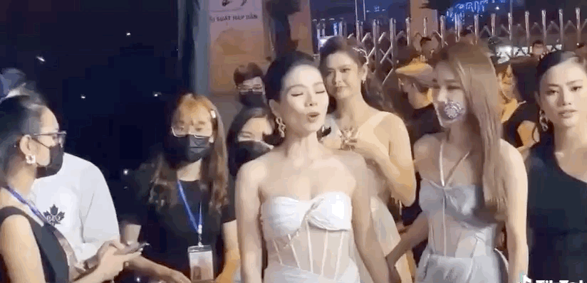 Nhã Phương chủ động nhường Lệ Quyên lên thảm đỏ VIFW 2020 trước, đàn chị liền có pha xử lý vẹn cả đôi đường cực khéo! - Ảnh 6.