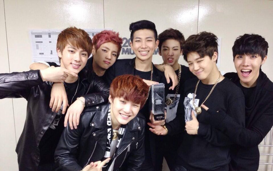 Nhận all-kill Daesang, BTS lên phát biểu tiện thể nhắc nhẹ “thù xưa” với MAMA, ngày trước còn không thèm mời nhóm tới dự giải!