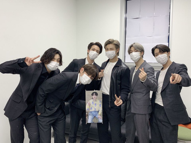 Teamwork của BTS mãi đỉnh: Đầu tư công nghệ thực tế ảo để Suga diễn cùng, đem banner theo muôn nơi chụp ảnh để luôn đủ đội hình 7 người - Ảnh 8.