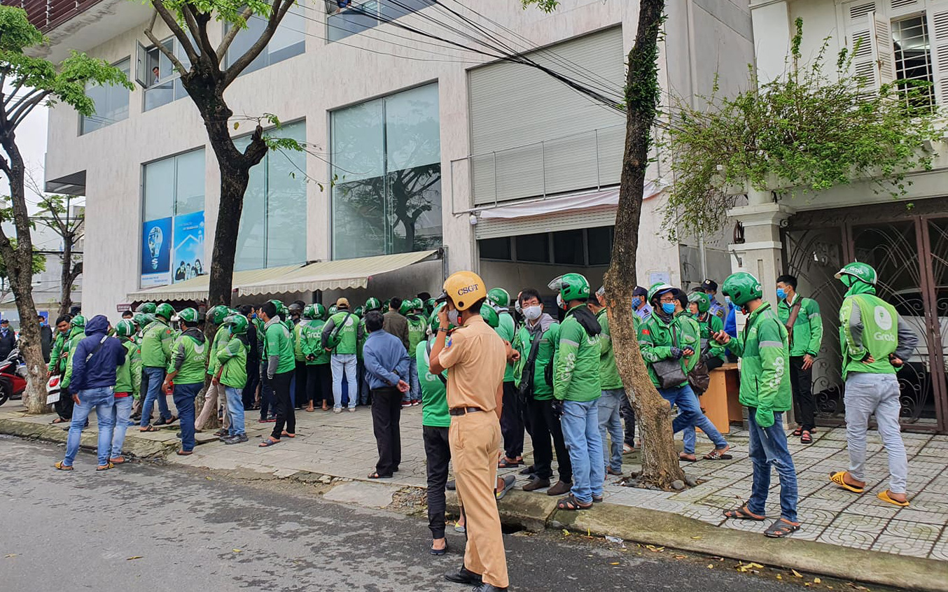 Hàng trăm tài xế Grab ở Đà Nẵng đồng loạt tắt app, tập trung diễu hành gây mất an toàn giao thông