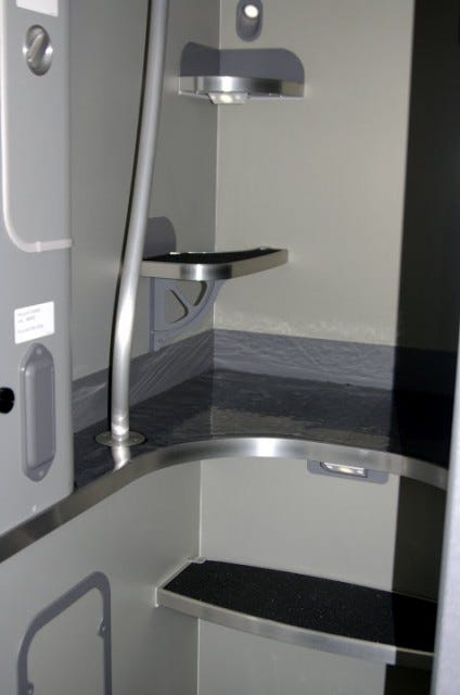 Soi cận cảnh chỗ nghỉ của các tiếp viên và phi công trên máy bay, có khi họ đang nằm ngủ ngay… dưới chân bạn đấy! - Ảnh 9.
