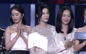 1001 drama sao Cbiz tại sự kiện: Trịnh Sảng chen chỗ, Dương Mịch &quot;bơ đẹp&quot; Đường Yên, Phạm Băng Băng lại có EQ cao ngất