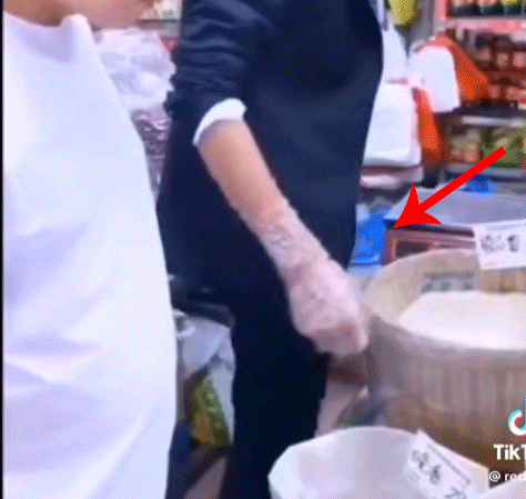Hai thanh niên bày mưu để lấy gạo từ siêu thị mà không phải trả tiền, ngay lập tức đã bị dân mạng vạch mặt - Ảnh 2.