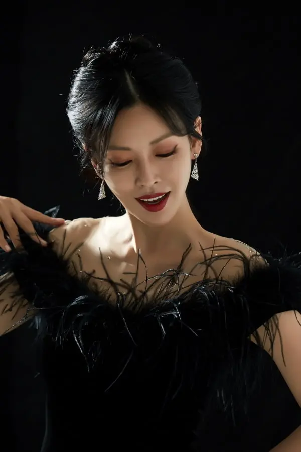 Ác nữ Penthouse Kim So Yeon hé lộ lý do để mặt mộc đi show hát giấu mặt - Ảnh 1.