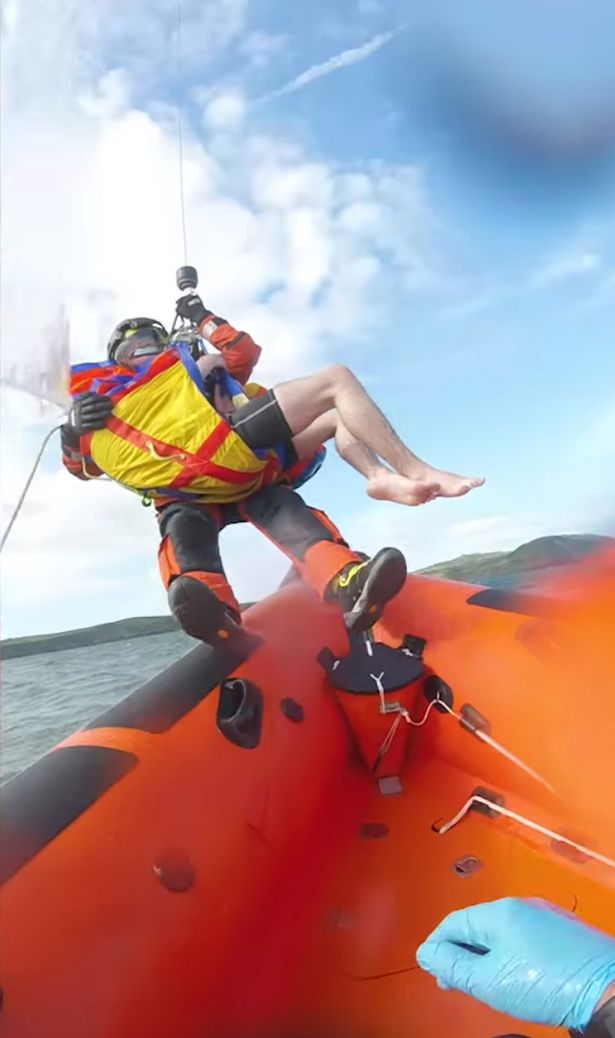 Túi chống nước cho điện thoại giúp chàng trai 17 tuổi thoát chết giữa biển - Ảnh 3.