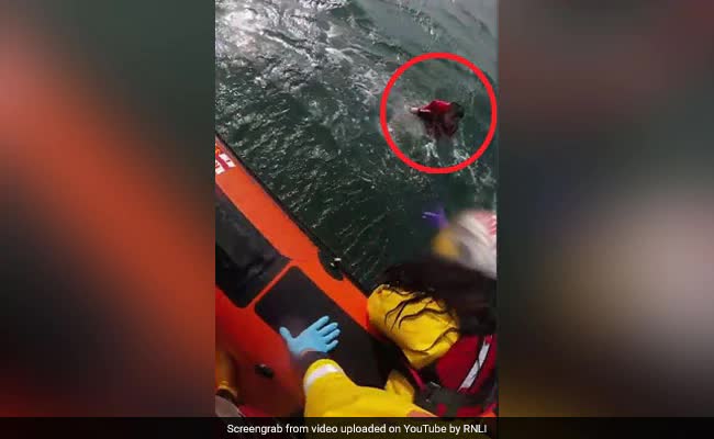 Túi chống nước cho điện thoại giúp chàng trai 17 tuổi thoát chết giữa biển - Ảnh 1.